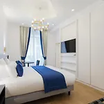 Vestay Montaigne * Paris