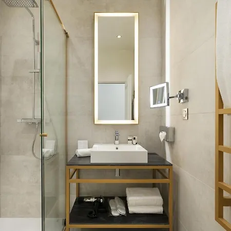 Vestay Montaigne Париж