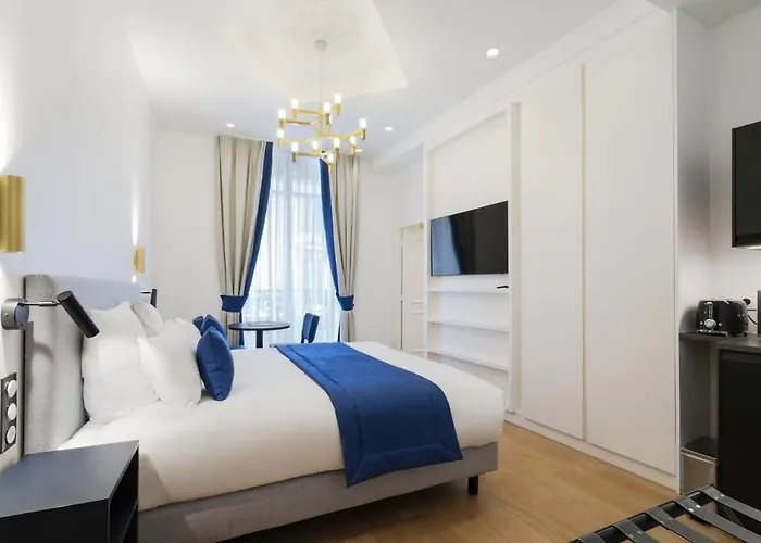 Vestay Montaigne * Paris