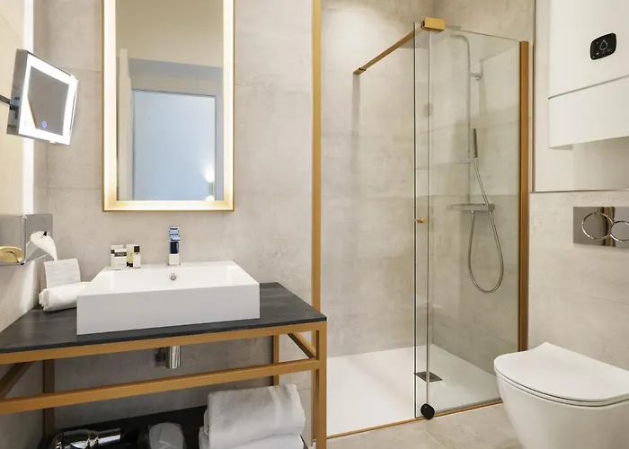 Vestay Montaigne Hotel *